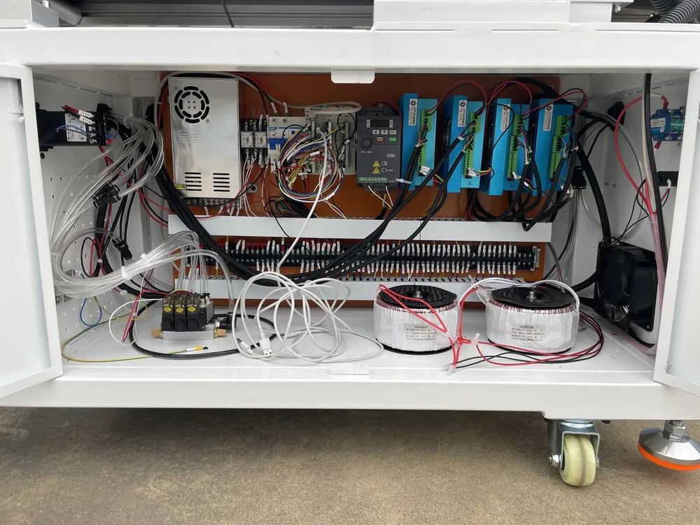 Clamping-Belt Dual-Head Tape Applicator — Electrical cabinet: power supply, drives and wiring