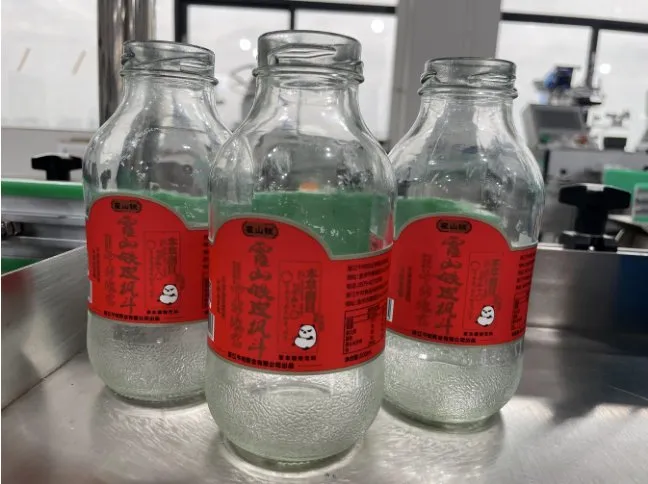 Automatic Positioning Round Bottle Labeling Machine — Glass bottles with positioned labels