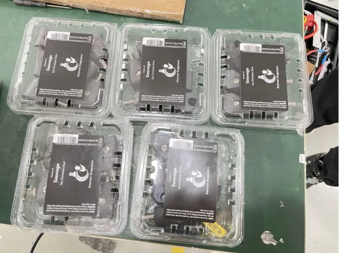 High-Speed Incline (Climbing) Top-and-Bottom Labeling Machine — Clear clamshell boxes labeled on top and bottom