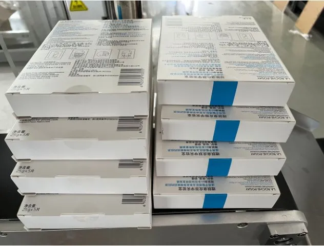 Automatic Corner Seal Labeling Machine — Boxes with corner seal labels