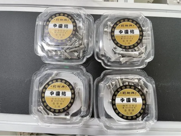 Automatic Top-and-Bottom Labeling Machine — Round plastic boxes labeled on top and bottom (1)