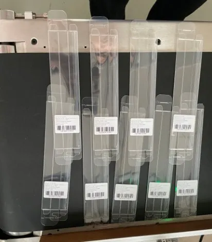 Card-Dispensing Print-and-Apply Labeling Machine with Buffer — PE bags with printed barcode labels