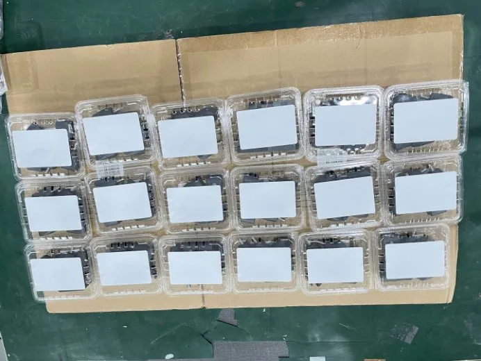 High-Speed Incline (Climbing) Top-and-Bottom Labeling Machine — Clamshell boxes labeled in volume