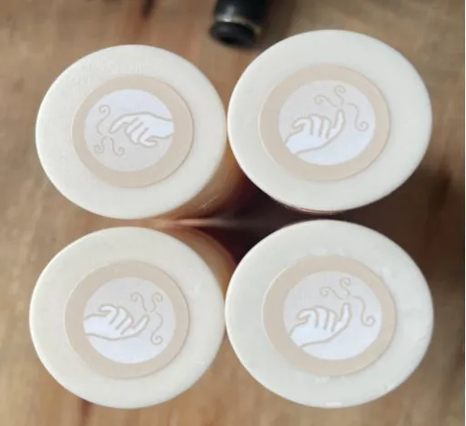 Automatic High-Precision Top & Bottom Labeling Machine — White round caps with labels